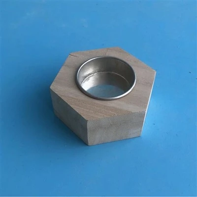 Yog'ochdan yasalgan olti burchakli shamdon